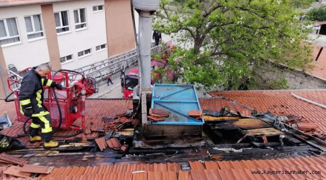 Çatı yangını büyümeden söndürüldü