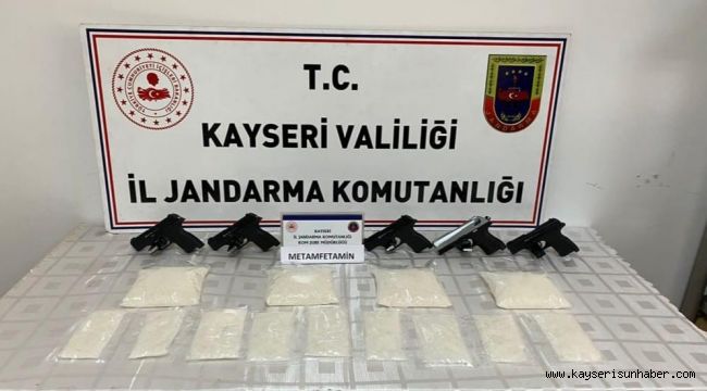 Jandarmadan uyuşturucu tacirine suçüstü: Uyuşturucuyu kombiye saklamışlar