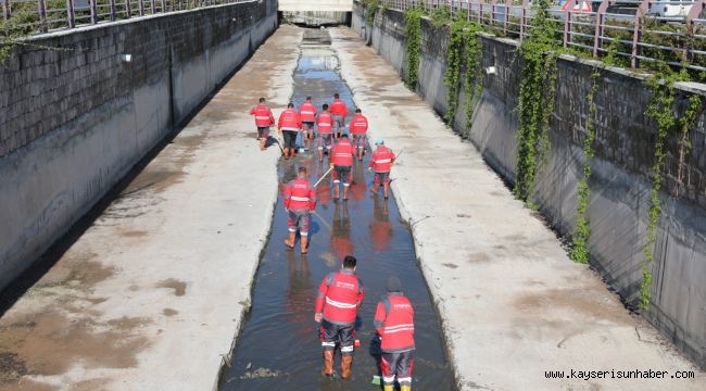 Kocasinan, ilçe genelindeki tüm kanalları temizleyip, ilaçlıyor