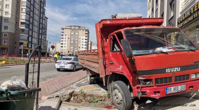 Tramvayla çarpışan kamyonet istinat duvarını yıktı