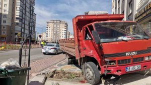 Tramvayla çarpışan kamyonet istinat duvarını yıktı