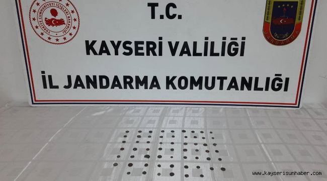 Kaçak kazıdan elde ettiği tarihi eserleri satarken yakalandı