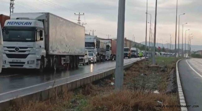 Kayseri - Niğde karayolu sel nedeniyle ulaşıma kapandı