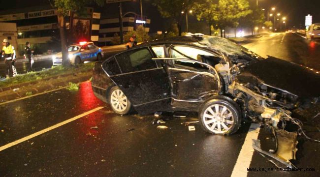 Kayseri'de ağaca çarpan otomobilin motoru karşı şeride uçtu: 2 ağır yaralı