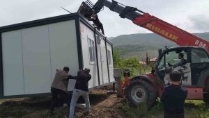 Tomarza'da evleri ağır hasar gören vatandaşlara konteynerleri verildi