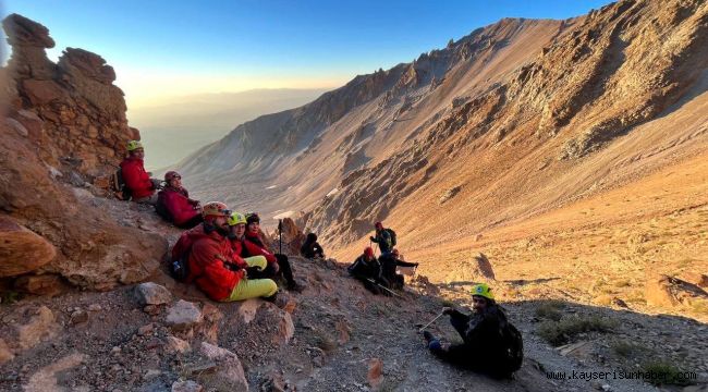 Büyükşehir ile dağcılar, Erciyes'in zirvesinde görsel şölen yaşıyor