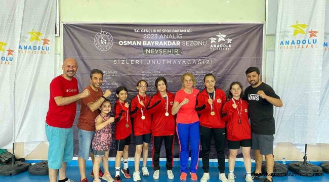 Kayseri Kız Takımı badmintonda birinci oldu