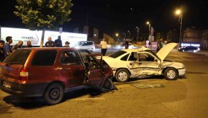 Kayseri'de otomobiller çarpıştı: 1'i ağır 5 yaralı