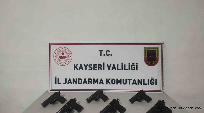 Kayseri'de ruhsatsız tabancaları piyasaya sürmek isteyen şahıs jandarmadan kaçamadı