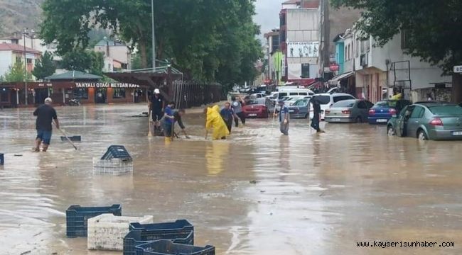 Kayseri'deki selde araçlar çamura gömüldü