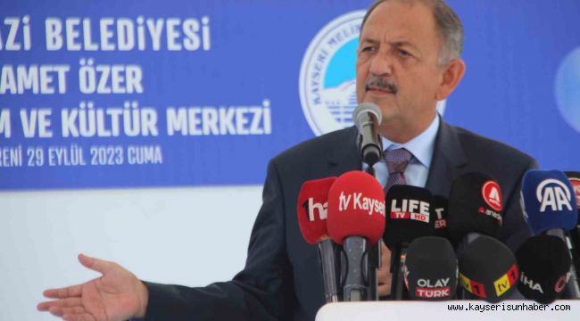 Bakan Özhaseki: "1 milyon 900 bin vatandaşımız evlerinin dışında"