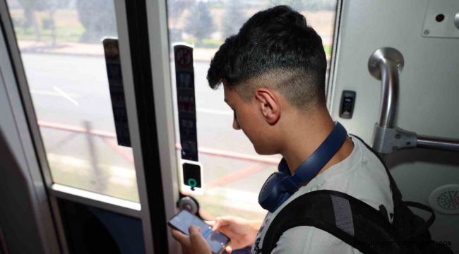 Büyükşehir'in tramvaylardaki ücretsiz internetinden vatandaşlar çok memnun