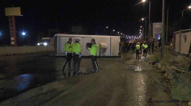 Kayseri'de gece vardiyasına giden işçi servisi devrildi: 6 yaralı