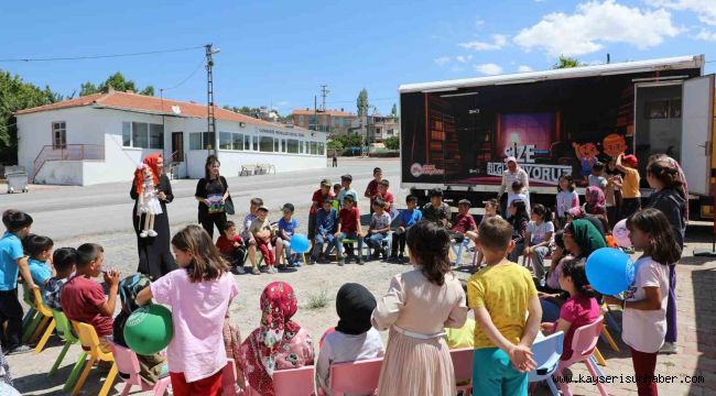 Talas'ın gezici kütüphanesi yola devam ediyor