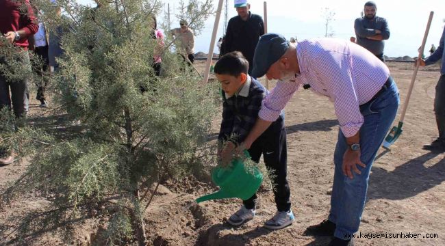 Başkan Çolakbayrakdar, 100. yılında 100 genç ile 100 ağaç dikti