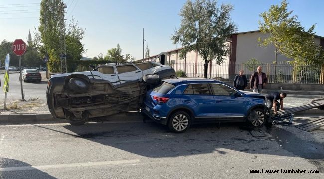 Çarpışan otomobillerden biri yan yattı: 2 yaralı