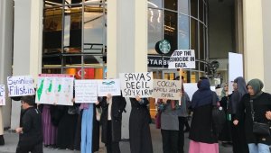 Genç kızlardan Starbucks önünde İsrail protestosu