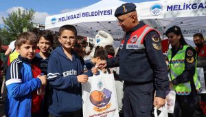 Jandarma'dan öğrencilere hayvanat bahçesi gezisi