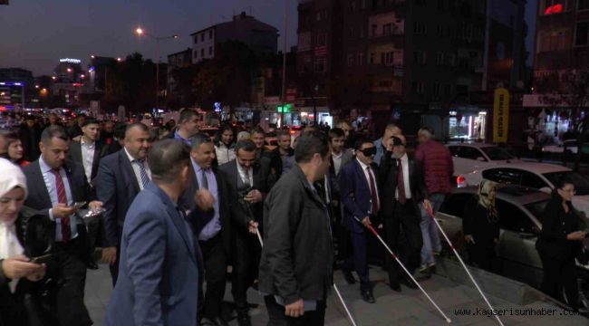 Kayseri protokolünden 'göz bantlı' farkındalık yürüyüşü