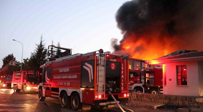 Kayseri'de büyük fabrika yangını: Ekipler alevleri söndürmek için çalışıyor