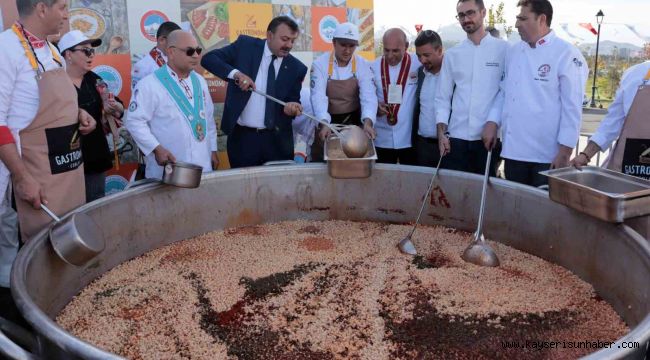 Kayseri'de dünya rekoru: 1 ton mantı 1 kazanda pişirildi