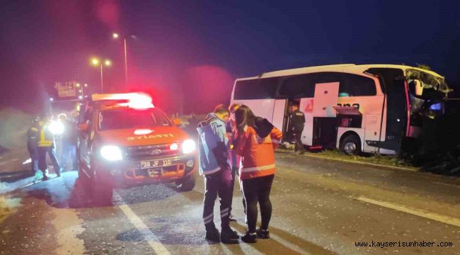 Kayseri'de kontrolden çıkan yolcu otobüsü aydınlatma direğine çarptı: 16 yaralı