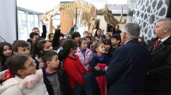 Büyükşehir'in 7,5 milyon yıllık fosil sergisi miniklerin ilgi odağı oldu