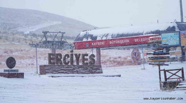 Erciyes'te kar yağışı etkili oluyor