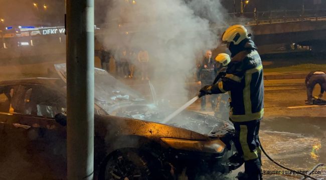 Kaldırıma çarpan otomobil alev aldı, sürücü olay yerinden kaçtı