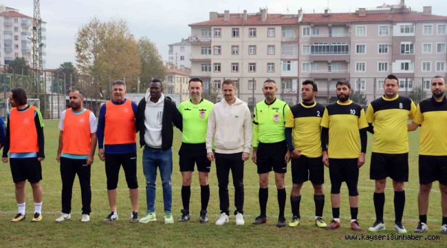 Öğretmenler derste değil, yeşil sahada ter döktü