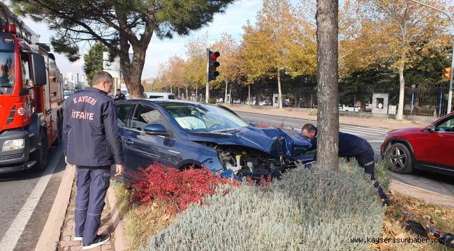 Ağaca çarpan otomobilde maddi hasar oluştu