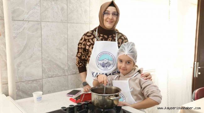 Büyükşehir KAYMEK'TEN 'Anne-Çocuk Mozaik Pasta Yapımı' etkinliği