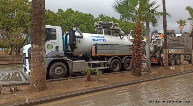 Melikgazi, tüm imkânları ile İskenderun'da sel temizlik çalışmalarına destek oldu