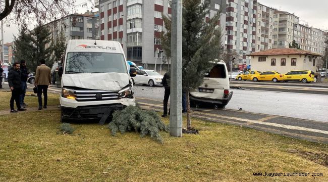 3 araç kaza yaptı, savrulan aracın çarptığı yaya ağır yaralandı