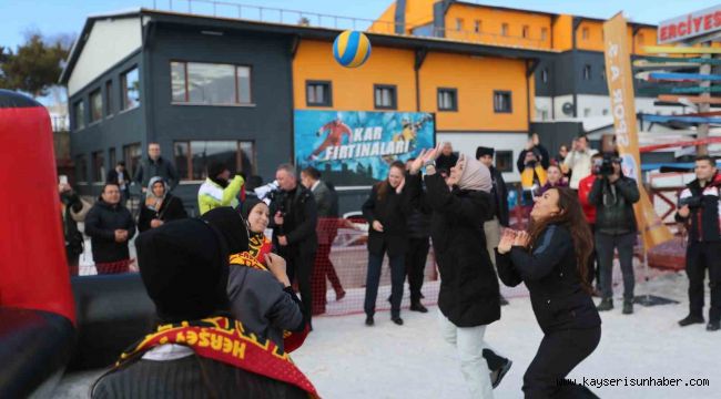 Bakan Göktaş, Erciyes'te kar voleybolu oynadı