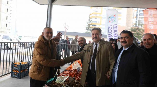 Başkan Palancıoğlu yeni açtıkları pazar yerinde alışveriş yaptı, vatandaşlarla bir araya geldi