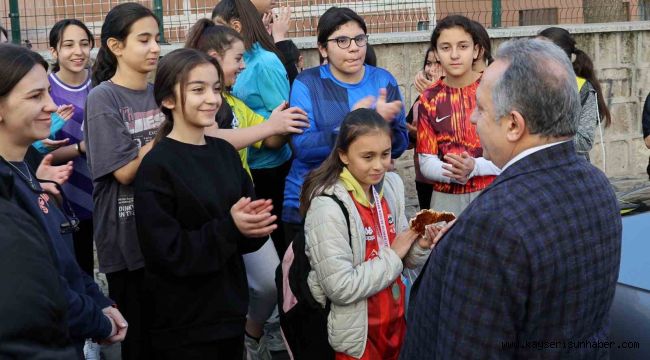 Başkan Yalçın'dan şampiyon öğrencilere tebrik