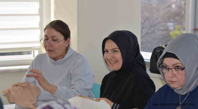 Fatma Çolakbayrakdar, büyük bir ustalıkla işlediği kanaviçe sanatında iz bıraktı