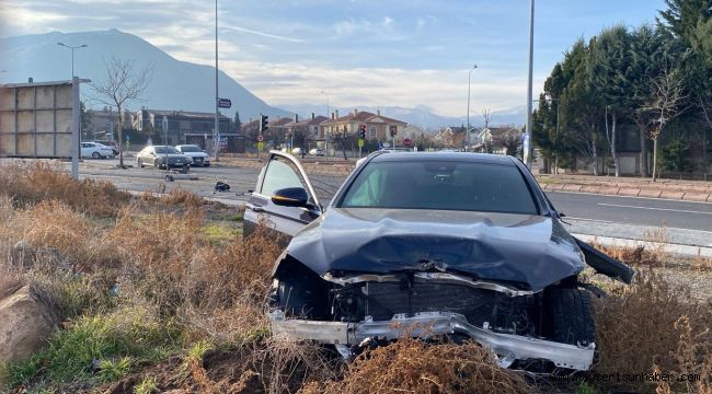 Lüks otomobilin karıştığı kazada ortalık savaş alanına döndü: 1 yaralı