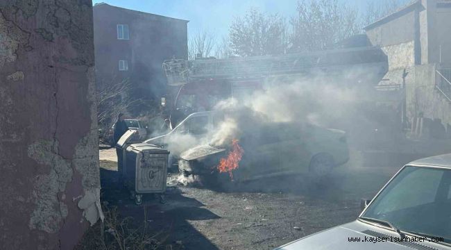 Tomarza'da park halindeki otomobil alev aldı