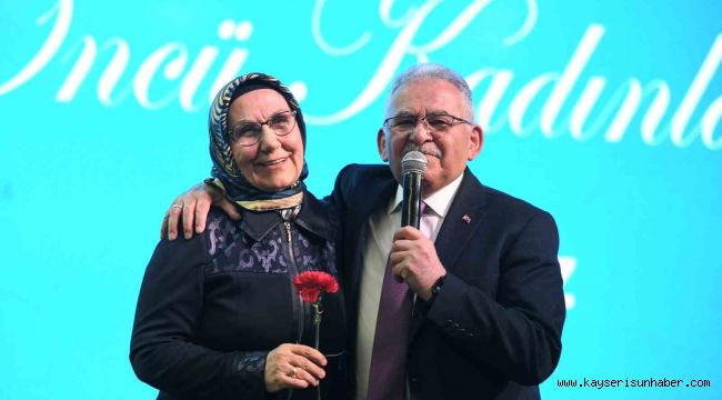 Başkan Büyükkılıç ve eşi Dr. Necmiye Büyükkılıç, öncü kadınlarla bir araya geldi