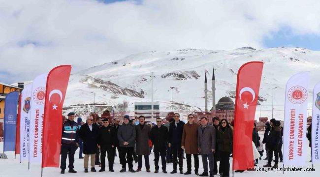 Cezaevinde annesinin yanında kalan çocuklara kayak eğitimi verildi