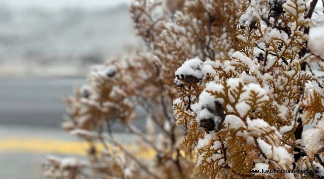 Kayseri'de cemre ile birlikte kar da düştü