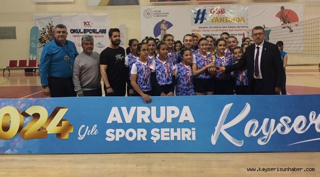 Midi Kızlarda Şampiyon Kayseri Voleybol Kulübü