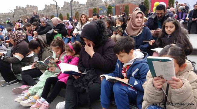 Tarihi kalede 7'den 70'e kitap okudular