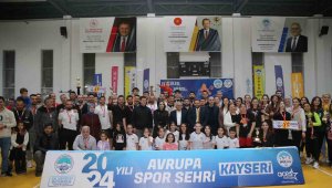 Voleybol turnuvasında dereceye giren takımlara ödülleri veridi