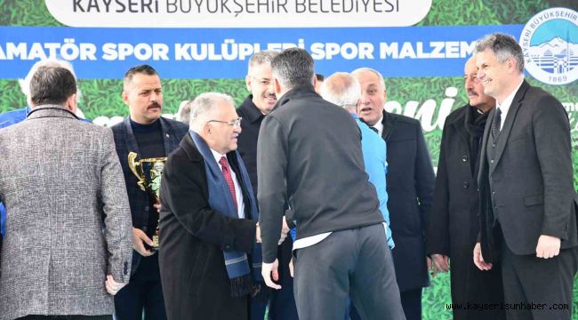 Yahyalıspor kupasını aldı