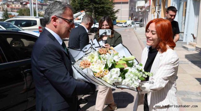 Başkan Özdoğan çiçeklerle karşılandı