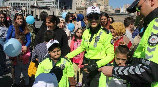 Otizmli çocuklar, polis oldu araç sorguladı