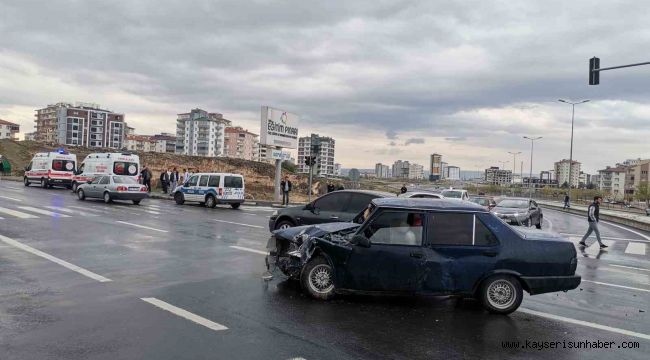 Otomobiller çarpıştı: 3 yaralı